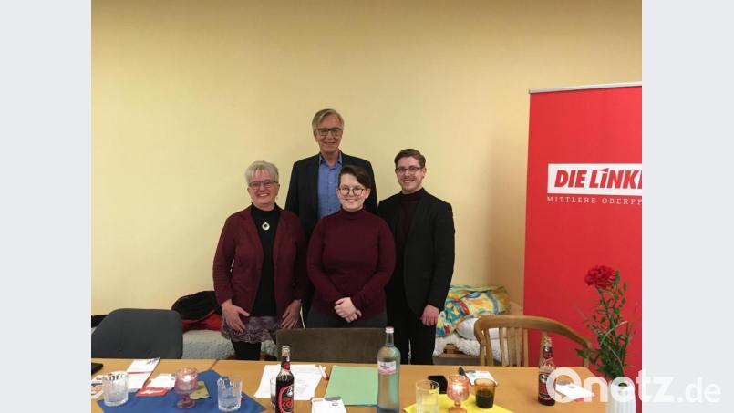 Mit dem Fraktionsvorsitzenden der Linken, Dietmar Bartsch, erhielten Uschi Maxim und Eva Kappl (von links) Wahlkampfhilfe von ganz oben. Er stellte sich auch den Fragen der Zuhörer. Mit im Bild Kreisvorsitzender Marius Brey (rechts). Bild: ihl