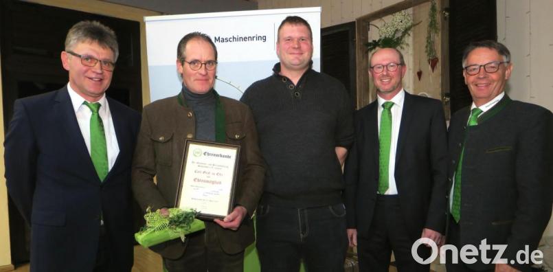Vorsitzender Gerhard Dietl (links) ernannte seinen Vorgänger Carl Graf zu Eltz (Zweiter von links) zum Ehrenmitglied des Maschinenrings. Präsident Leonhard Ost (rechts) überreichte ihm die silberne Ehrennadel des Dachverbandes. In der Mitte der neue stellvertretende Vorsitzende Günther Hanauer, Zweiter von rechts Geschäftsführer Christian Weiß. Bild: Hirsch