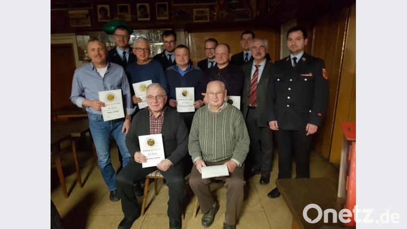 Die Geehrten der Feuerwehr Neudorf mit den Urgesteinen Anton Lorenz und Josef Lang (vorne von links). Bild: hme