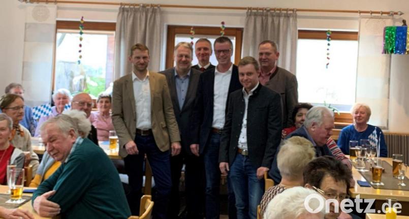 Zum CSU-Seniorennachmittag im voll besetzten Ehenfelder Gemeinschaftshaus hatte sich allerhand politische Prominenz eingefunden. Von links: Stadtrat Christian Gnan, Landrat Richard Reisinger, MdL Harald Schwartz, Bürgermeister Hermann Falk, Dorfgemeinschaftsvorsitzender und Stadtratskandidat Manuel Falk und Stadtrat Josef Luber. Bild: u