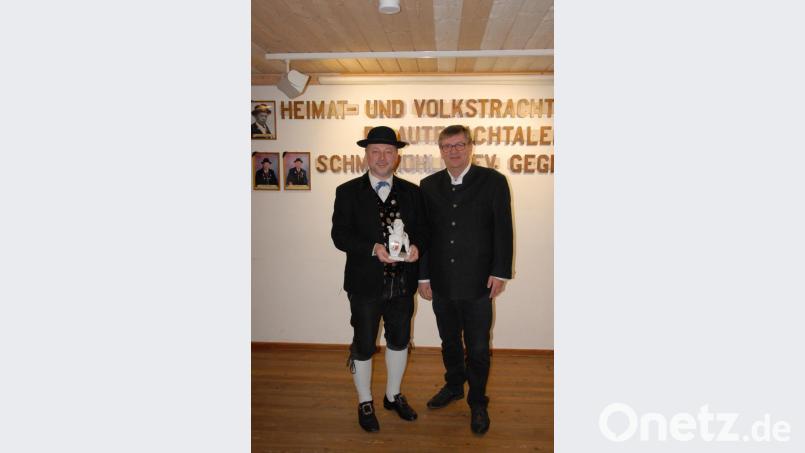 Der Markt Schmidmühlen bedankte sich in Person von Bürgermeister Peter Braun (rechts) mit einem Präsent bei dem ausgeschiedenen Vorsitzenden Gerald Stauber. Bild: pop