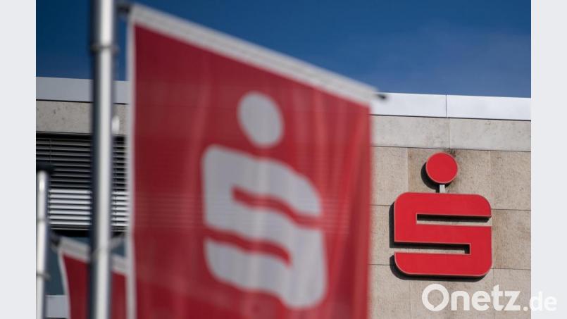 Die bayerischen Sparkassen denken über Gebührenerhöhungen nach, um die Verluste durch die Niedrigzinsphase wett zu machen. Symbolbild: Marijan Murat/dpa