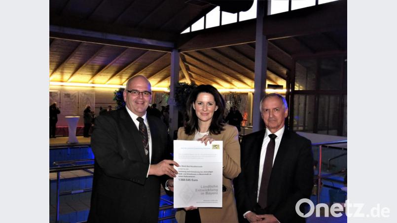 Stolz präsentieren Bürgermeister Klaus Meyer und der Chef des Amtes für Ländliche Entwicklung, Thomas Gollwitzer den Bescheid, den Michaela Kaniber (Mitte) vorbeigebracht hat. Bild: ubb