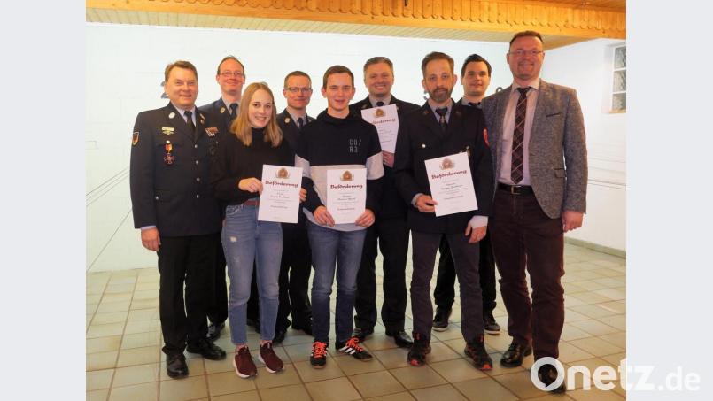 Auf Aus- und Weiterbildung legt man bei der Feuerwehr Ransbach großen Wert: (von links) KBM Alexander Graf, Jürgen Hirsch, Lara Burkert, Kommandant Andreas Bruckmüller, Marco Sperl, Thomas Gradl, Dieter Burkert, Vorsitzender Christoph Finn und Bürgermeister Florian Junkes. Bild: bö
