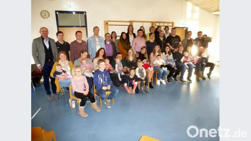 Zehn Elternpaare kamen mit ihrem Nachwuchs in den Schwarzachtal-Kindergarten zum Neugeborenenempfang. Bild: mad