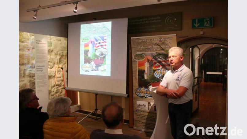 Gerald Morgenstern kennt die Natur am Truppenübungsplatz genau. Sein Wissen teilt er mit den interessierten Zuhörern im Grafenwöhrer Kultur- und Militärmuseum. Bild: sne