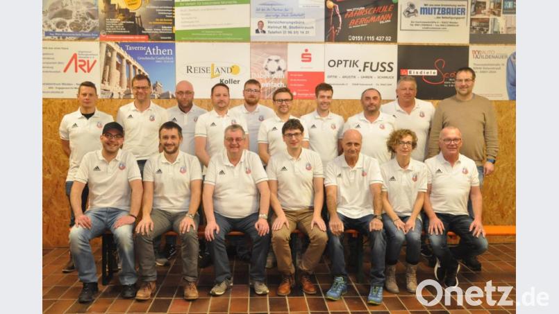 Uli Münchmeier (sitzend, Vierter von links), Thomas Groß (sitzend, Dritter von rechts) und Rainer Gebert (sitzend, Vierter von links) sind die Macher der Spielvereinigung, die im übernächsten Jahr 100-jähriges Jubiläum feiern kann. Schon jetzt laufen dafür die Planungen an. Bild: dob