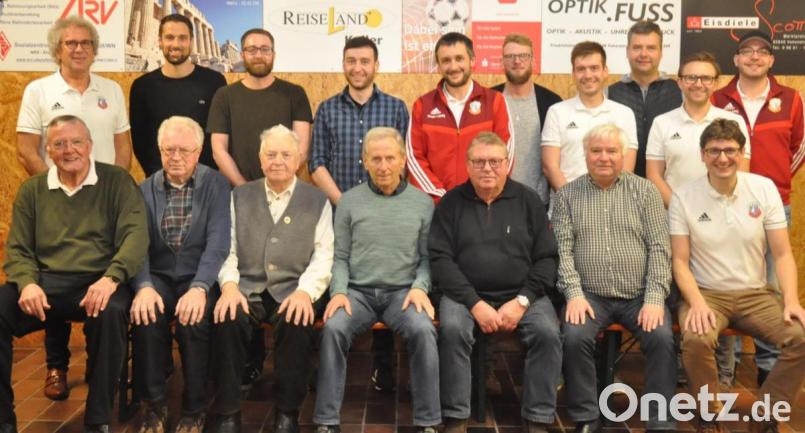 SpVgg-Vorsitzender Uli Münchmeier (vorne, rechts) dankt langjährigen Mitgliedern. Bild: dob