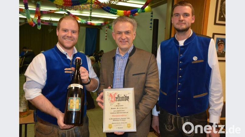 18 Jahre lang hatte Bürgermeister Roland Grillmeier (Mitte) die Schirmherrschaft über das Mitterteicher Starkbierfest übernommen. Weil er bald aus dem Amt ausscheidet, wurde er nun zum Ehrenschirmherrn ernannt. Vorsitzender Alexander Hutterer (rechts) und Festleiter Christoph Härtl gratulierten. Bild: jr