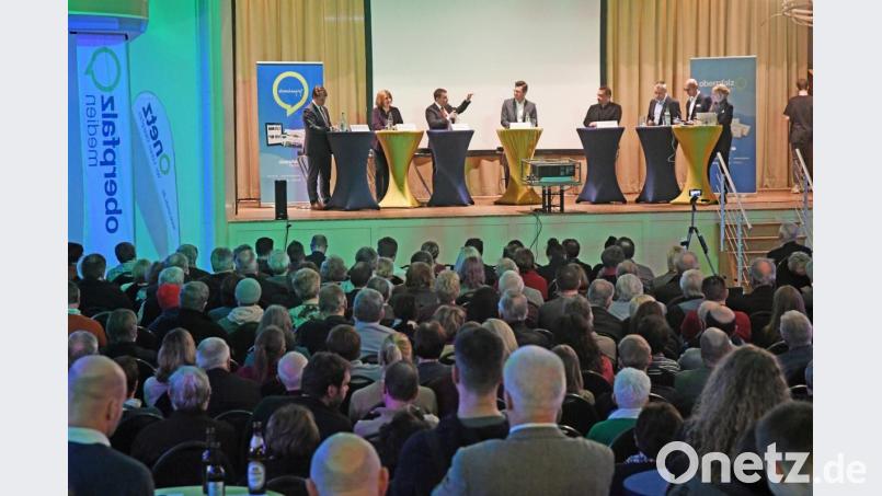 Die fünf OB-Kandidaten (von links) Benjamin Zeitler, Sonja Schuhmacher, Jens Meyer, Christoph Skutella und Ali Zant stellen sich den Fragen von Oberpfalz-Medien. Bild: Gabi Schönberger