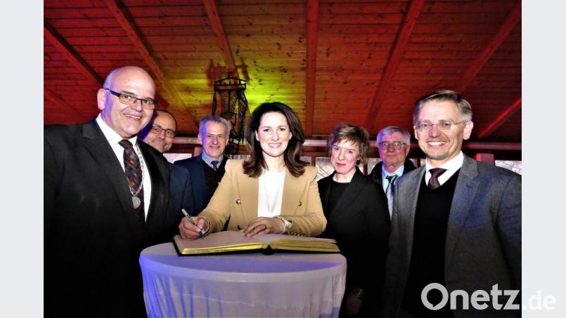 Ministerin Michaela Kaniber trug sich nach dem Festakt ins Goldene Buch von Markt Neualbenreuth ein. Von links: Klaus Meyer, stellvertretender Landrat Alfred Scheidler, der Mitterteicher Bürgermeister Roland Grillmeier, Michaela Kaniber, Künstlerin Susanne Neumann, Werksleiter Gerhard Geiger und MdL Tobias Reiß. Bild: ubb