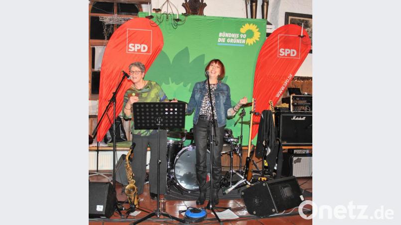 Auch wenn es anders aussieht: Heidrun Schelzke-Deubzer (links) und Jutta Deiml verzichteten aufs Singen. Bild: stg