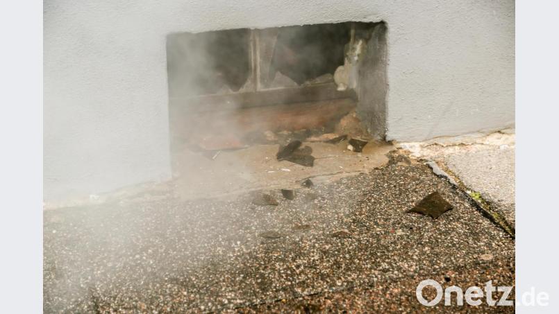 Aus den Kellerfenstern des Hauses drang dichter Rauch. Hier war das Feuer ausgebrochen. Bild: Hösamer