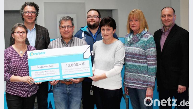 Geschäftsführer Jürgen Groth (Zweiter von links) sowie Mitarbeiter von Conrad Electronic SE überreichen gemeinsam 10 000 Euro an das Kinderpalliativteam Ostbayern rund um Lydia Moosburger (links) und Chefarzt Dr. Andreas Fiedler (Dritter von links). Bild: Conrad/Bauroth/exb