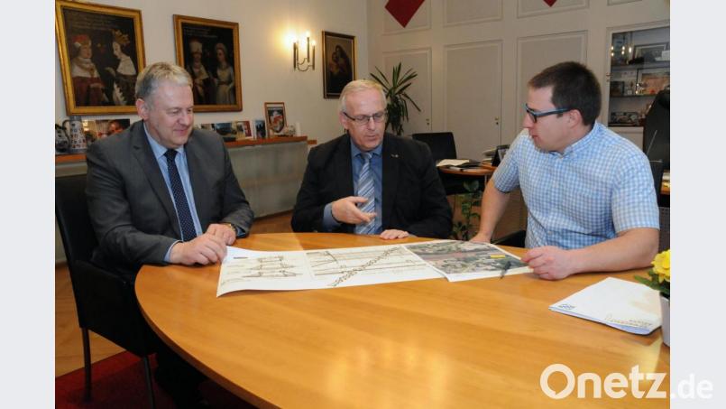 Über die Fortschritte bei der Planung der Eisenbahnbrücke über der Kreisstraße AS 37 in Neukirchen freuen sich (von links) Landrat Richard Reisinger, Bürgermeister Winfried Franz und Tiefbauamtsleiter Matthias Kolb. Bild: Christine Hollederer