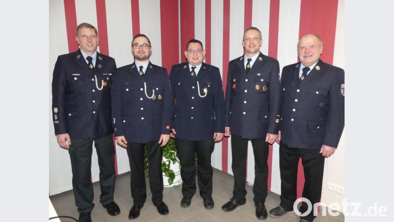 Bürgermeister Peter Lehr und der scheidende Kommandant Udo Drechsler (von rechts) gratulieren den drei neu gewählten Kommandanten (von links) Christian Götz, Daniel Danzer und Fabian Gradl. Bild: rn