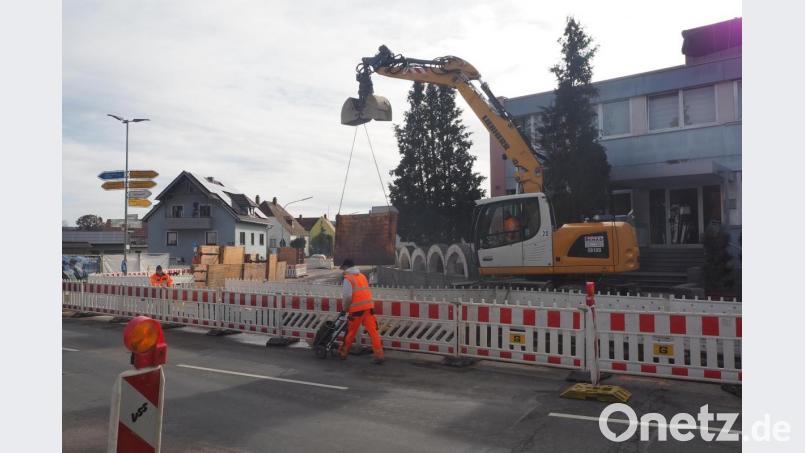 Ein Bagger bringt die schweren Stahlplatten für den Graben-Verbau in der Oberviechtacher Straße an Ort und Stelle. Die Kreuzung mit Hütgasse und Neunburger Straße ist nicht nur für den Verkehr ein schwieriger Bereich, hier treffen auch Wasserleitungen aufeinander, die dringend saniert werden müssen. Bild: bl