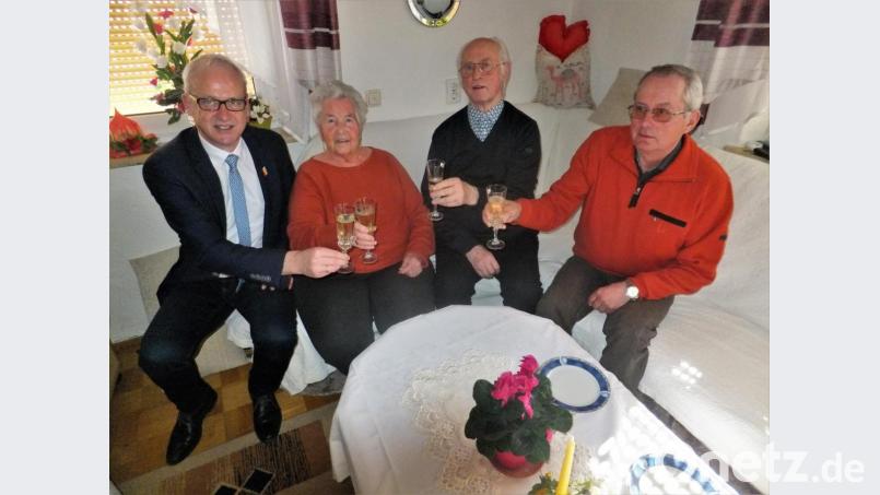 Eine große Ehre war für Theresia Geiler der Besuch von Bürgermeister Bernhard Lindner (links) und von Seniorenbeauftragtem Erich Freisinger mit Pfarrer Hans Peter Heindl (von rechts). Bild: ibj