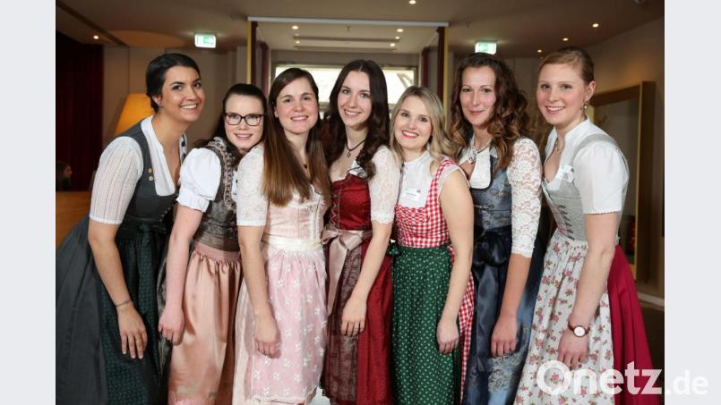 Diese Bewerberinnen stehen im Finale der Wahl zur Bayerischen Bierkönigin 2020/21: Anna-Lina Castigliana, Leonie Höld, Amanda Gary, Katharina Sophia Schwaiger, Katja Staufer, Sarah Jäger, Anna Bader (von links). Bild:  Bayerischer Brauerbund