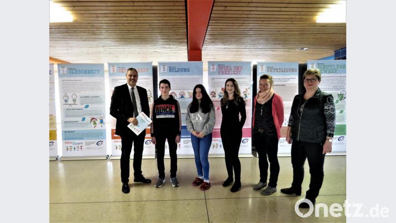 Jürgen Preisinger erklärte den Schülern Marc Schwartling und Nathalie Höfer, den Lehrerinnen Susanne Bergler und Nadine Meiler sowie Rektorin Gisela Kastner (von links) das Prinzip der Ausstellung. Bild: ubb