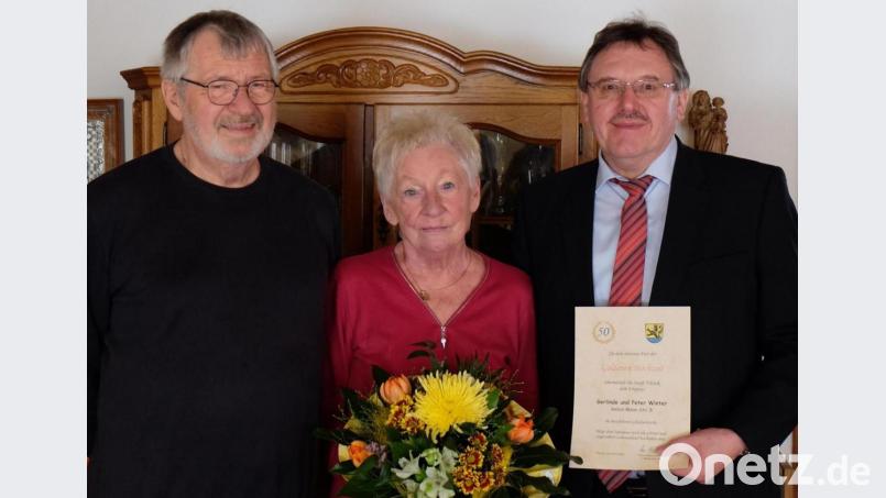Bürgermeister Hans-Martin Schertl (rechts) überbringt den Eheleuten Gerlinde und Peter Winter die Glückwünsche der Stadt Vilseck. Bild: Stefanie Gradl