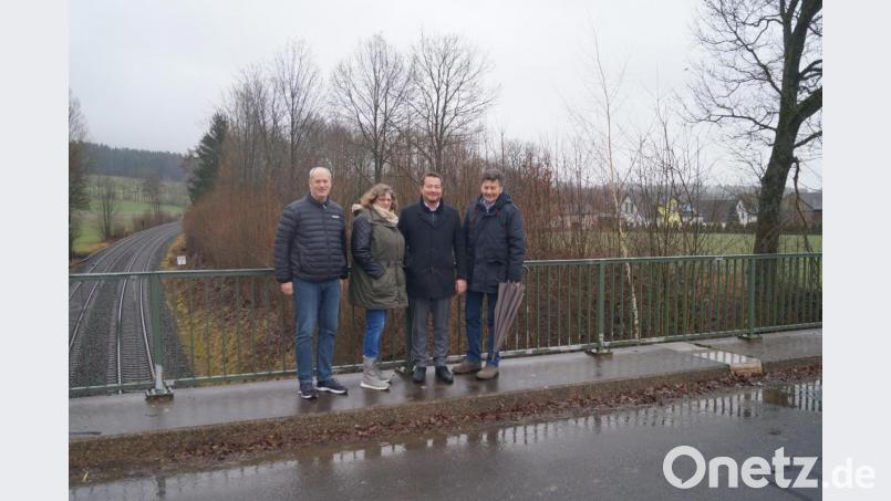 Altbürgermeister Hans-Gerd Reindl (von links), Kreisrätin Sybille Bayer, Landratskandidat Thomas Döhler und MdB Uli Grötsch sahen sich vor Ort in Lenau und bei Oberwappenöst die Bahnstrecken an. Bild: den