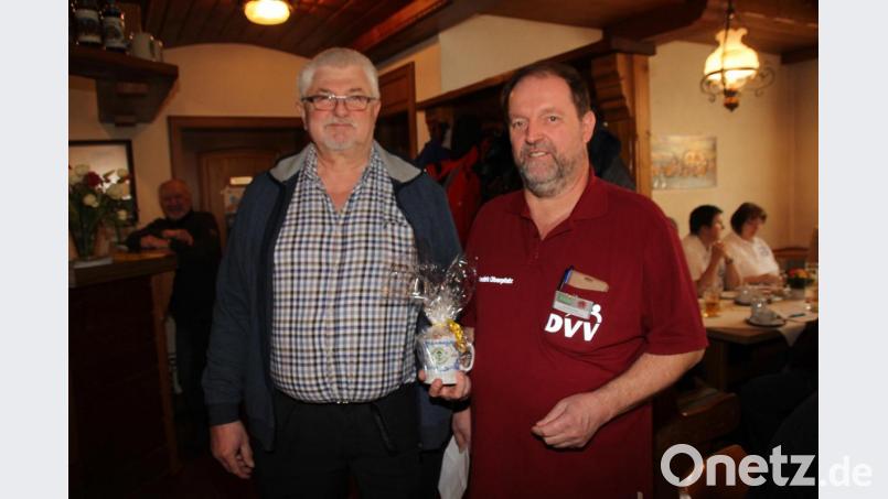 Mit einem &quot;Jubiläumshaferl&quot; bedankte sich Abteilungsleiter Alois Früchtl (links) dafür, dass DVV-Bezirksvorsitzender Karl-Heinz Lehner die Versammlung des Oberpfalz-Verbandes erneut in Oberviechtach abgehalten hat. Bild: frd