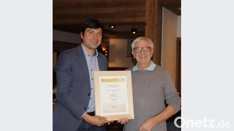 Der Landesvorsitzende des Bund Naturschutz, Martin Geilhufe, ehrte Peter Zahn mit dem Vereinsabzeichen in Gold. Bild: mfh