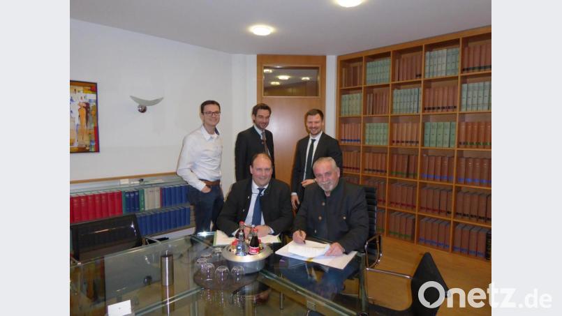 Erfreulicher Notartermin für die weitere Entwicklung des Industriestandorts: (hinten von links) Bauamtsleiter Michael Klein, Landtagsabgeordneter Stephan Oetzinger, Notar Markus Pflieger (sitzend von links) Sachgebietsleiter Erich Rauscher und Bürgermeister Ludwig Biller. Bild: bk