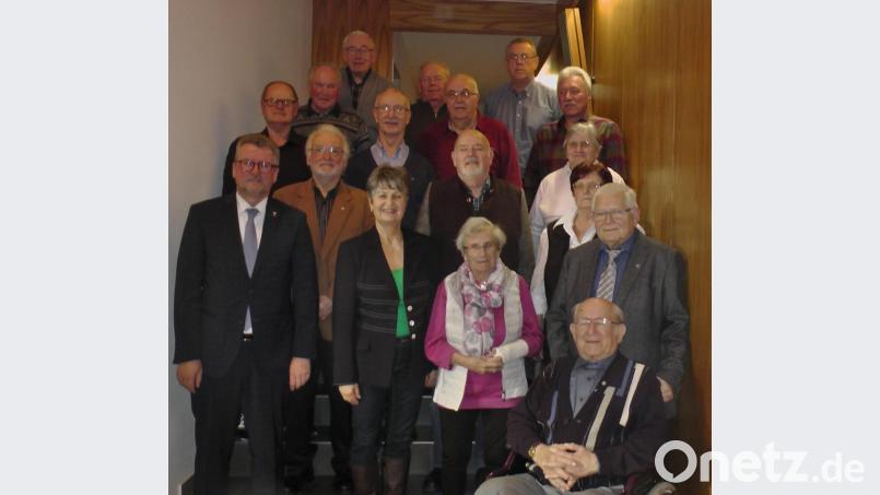 Jubilarehrung bei der Siedlergemeinschaft Rosenberg: (stehend, von links) Bürgermeister Michael Göth, Vorsitzender Hildegard Geismann, die für 60 Jahre Mitgliedschaft geehrte Ottilie Hirzinger und Zweiter Vorsitzender Martin Paulus, der auf 40 Jahre zurückblickt. Bild: gsh