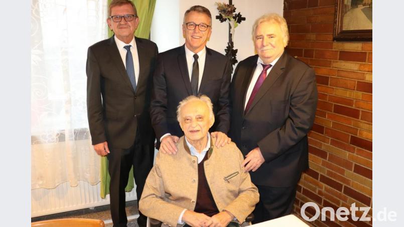 Zum 95.Geburtstag durfte Altbürgermeister Ludwig Wolfrum (vorne) auch die Glückwünsche von Norbert Schuller, Franz Stahl und Peter Gold (hinten von links) entgegennehmen. Bild: Mirko Streich, Stadt Tirschenreuth/exb