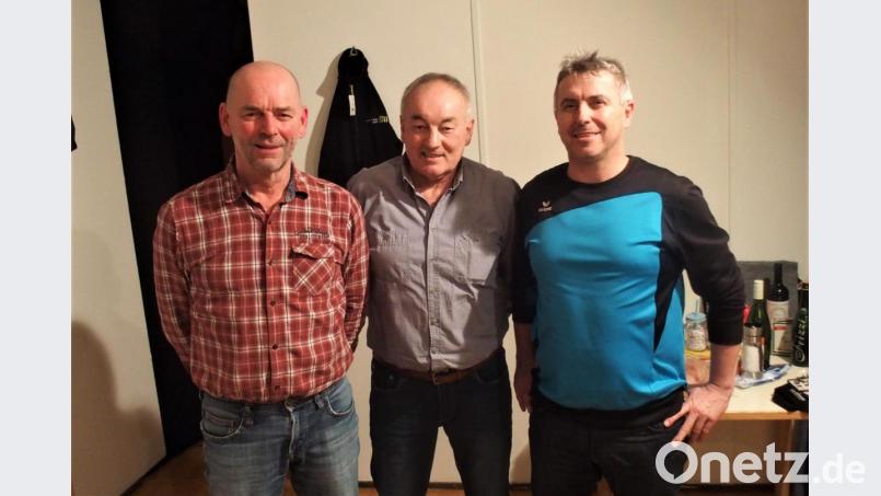 Gerhard Oberst (von rechts), Bernhard Kustner und Peter Grünwald freuten sich über ihre guten Platzierungen beim Preisschafkopf der DJK Ehenfeld-Massenricht. Bild: fdl