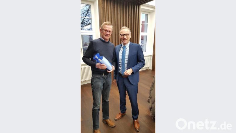 Bürgermeister Bernd Sommer (rechts) überreichte Stadtrat Ferdinand Sperber nachträglich zum Geburtstag ein flüssiges Präsent. Bild: exb