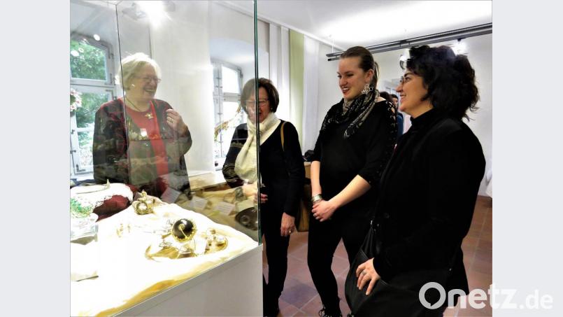 Kunsthandwerkerin Anna Kaltenecker (links) zeigte nach der Ausstellungseröffnung gern ihren Gästen Details ihrer Arbeiten. Bild: ubb