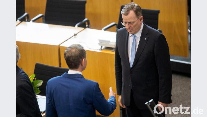 Der neu gewählte Ministerpräsident Bodo Ramelow (rechts, Die Linke), verweigert dem AfD-Fraktionsvorsitzenden Björn Höcke den Handschlag nach der Wahl. Bild: Michael Reichel/dpa