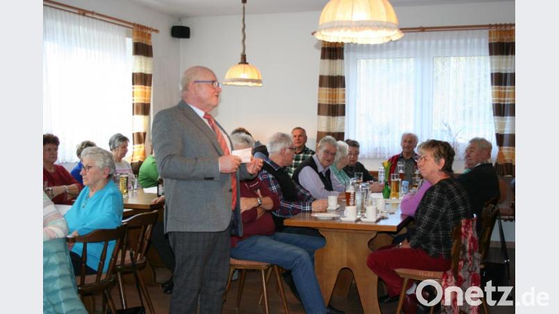 Über ein volles Haus freut sich &quot;Frohsinn&quot;-Präsident Erwin Dromann (stehend) im Züchterheim, wo er den Mitgliedern bei einem Kaffeekränzchen die Pläne für die nächsten Monate vorstellt und dabei auch die 140-Jahr-Feier ankündigt. Bild: gpa