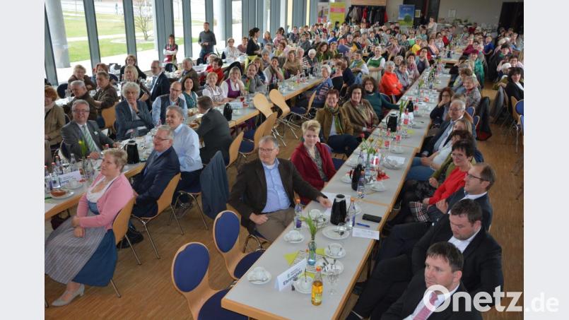 Fast vollbesetzt war die Erbendorfer Stadthalle beim Landfrauentag des Kreisverbandes des Bayerischen Bauernverbandes. Fast dreihundert Landfrauen aus dem Landkreis waren zu dem Treffen gekommen. Bild: jr