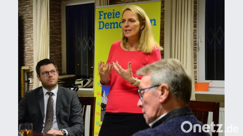 „Wir können motivieren, wir können stärken. Aber letztendlich hängt alles vom individuellen Leistungswillen jedes Einzelnen ab", sagt Julika Sandt. Links MdL Christoph Skutella. Rechts Stadtrat Reinhold Wildenauer. Bild: Kunz