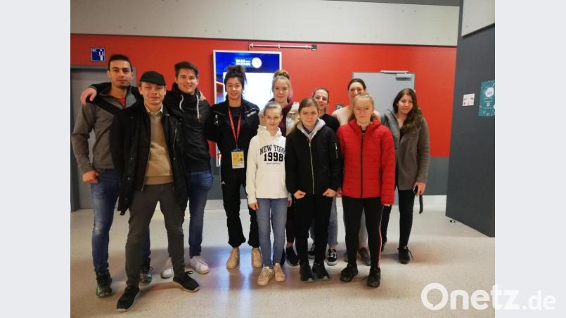 Beim Judo-Grand-Slam in Düsseldorf (von links): Hammoud Al Masetif, Thomas Birgmann, Tobias Käßner, Silbermedaillen-Gewinnerin Gabriella Willems, Anna Birgmann, Magdalena Scherer, Marina Wiedenbauer, Laura Sabisch, Simone Hirsch, Julia Röbl und Lehrgangsleiterin Jessika Bertelshofer. Bild: tbi