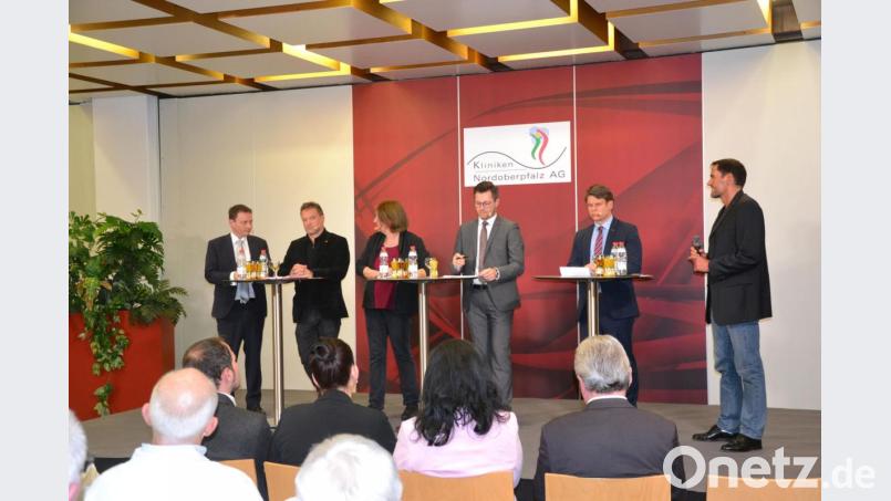 Die Oberbürgermeisterkandidaten beziehen Stellung zur Zukunft der Kliniken Nordoberpfalz AG (von links): Jens Meyer (SPD), Ali Zant (Linke), Sonja Schuhmacher (Grüne), Christoph Skutella (FDP) und Benjamin Zeitler (CSU). Bild: wpt