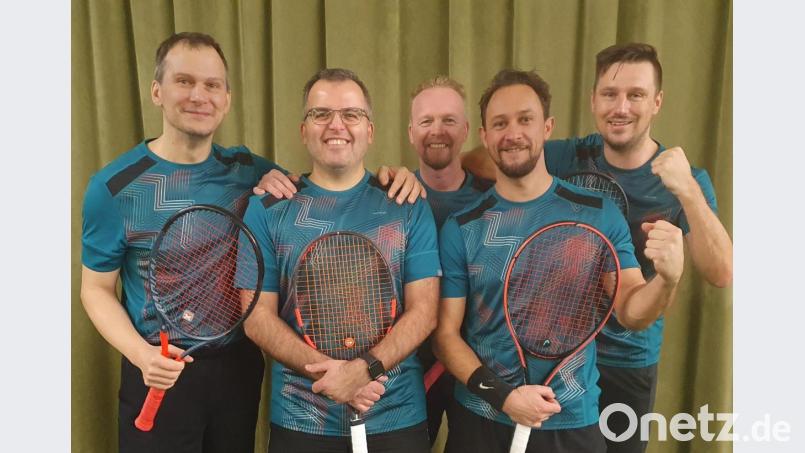 Martin Gillitzer (von links), Marinko Maric, Stefan Hoch, Thomas Prifling und Tobias Berner freuen sich über den Titel in der Tennis-Bezirksliga. Auf dem Bild fehlt Ferdinand Troglauer. Bild: fz