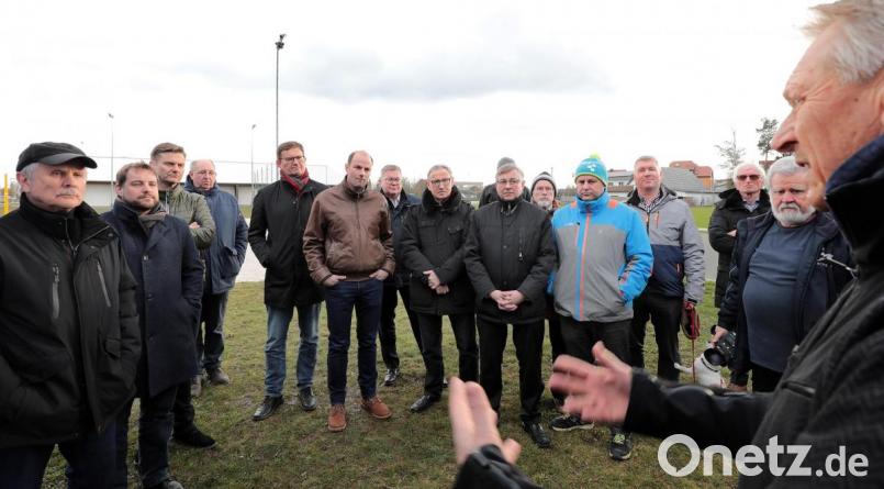 Gerd Spies (rechts) vom Volleyballclub VC DJK Amberg freut sich, dass zu den vier Beachvolleyball-Plätzen im Sportpark noch zwei weitere hinzukommen. Bei einer öffentlichen Begehung erläuterte Norbert Fischer (links), der Vorsitzende des Stadtverbands für Sport, die weiteren Pläne für den Sportpark am Schanzl. Bild: Wolfgang Steinbacher