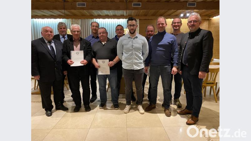 Mehrere Mitglieder der Krieger- und Soldatenkameradschaft werden im Beisein der Ehrengäste und der beiden jungen Neuaufnahmen für langjährige Treue geehrt. Bild: Eichl