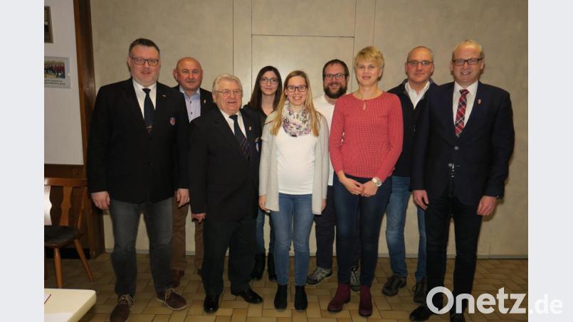 Den geehrten langjährigen Wasserwachtlern gratulierten (von links) Ortsvorsitzender Daniel Weidner, HKA-Vorsitzender Georg Götz, Ehrenvorsitzender Erwin Stubenvoll sowie (von rechts) Bürgermeister Bernhard Lindner und Kreisvorsitzender Michael Schmidt. Bild: ibj