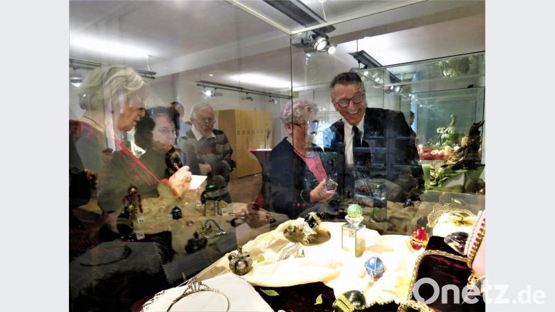 Nach der Eröffnung führte Anna Kaltenecker (links) die Gäste und den Bürgermeister (rechts) durch die Ausstellung. Bild: ubb