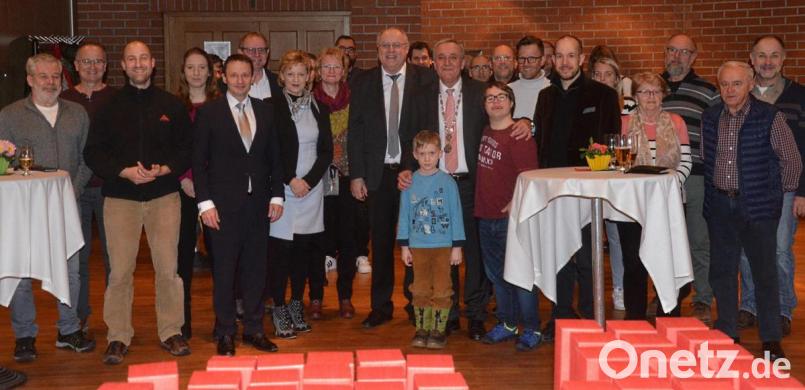 Danke für das ehrenamtliche Engagement sagen die drei Weidener Bürgermeister und laden die Grünflächen- und Spielplatzpaten zu einem kleinen Umtrunk ein. Bild: Kunz