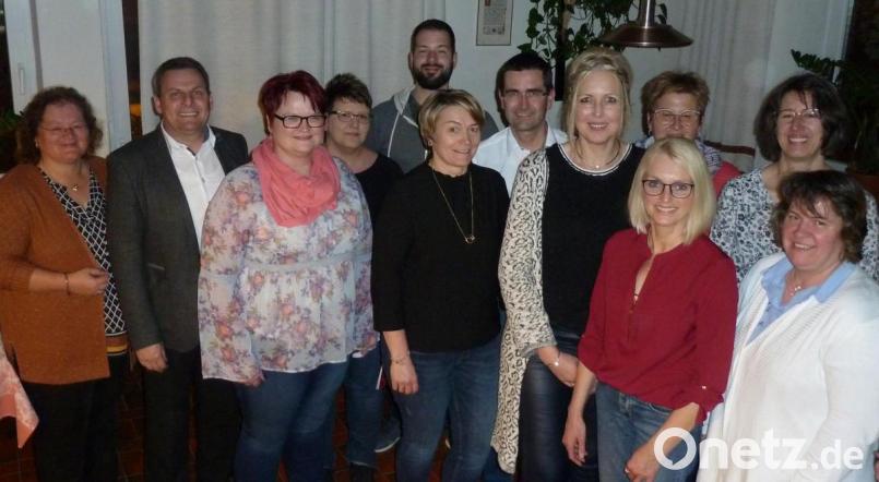 Kreisfachberaterin Heidi Schmid (von links) und Bürgermeister Norbert Eckl freuten sich über das gewählte Team um Barbara Winkler (Fünfte von rechts), Stellvertreterin Michaela Baier (Dritte von rechts), Kassier Günter Süß (Sechster von rechts) und Schriftführer Florian Ilchmann (hinten, Mitte) sowie den Beisitzern. Bild: Portner