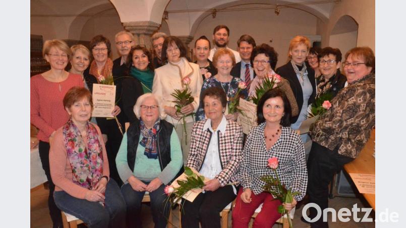 Geehrte, neuer Vorstand und Ehrengäste der Chorgemeinschaft Chorisma. Bild: Kunz