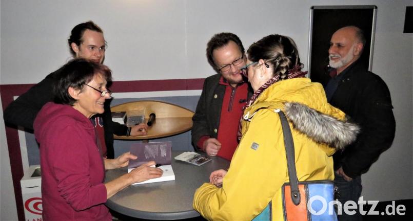 Paul Hartmann und Margot Flügel-Anhalt (links) signierten viele Bücher und DVDs, bevor sie weiter mussten zur dritten Filmvorstellung des Abends nach Marktredwitz. Bild: ubb