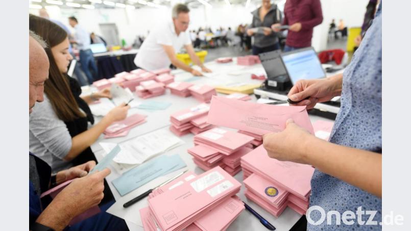 Alle Hände voll zu tun: „Dass der Trend zur Briefwahl den Wahlämtern mehr Arbeit macht und auch viel Geld kostet, ist bekannt“, sagt Hans Prechtl, Sprecher des Landratsamtes Schwandorf. Bild: Tobias Hase/dpa